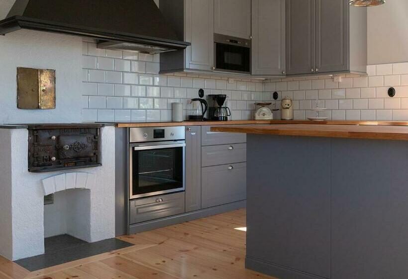 ‫فيلا غرفة نوم واحدة, Bergs Gård & Hållsvikens Gård