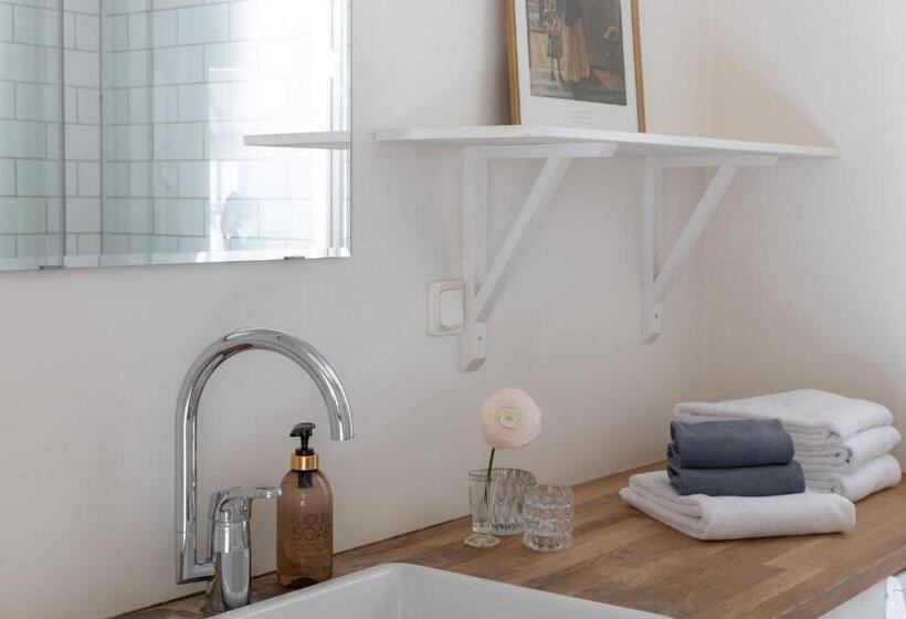 شقة غرفة واحدة, Bergs Gård & Hållsvikens Gård