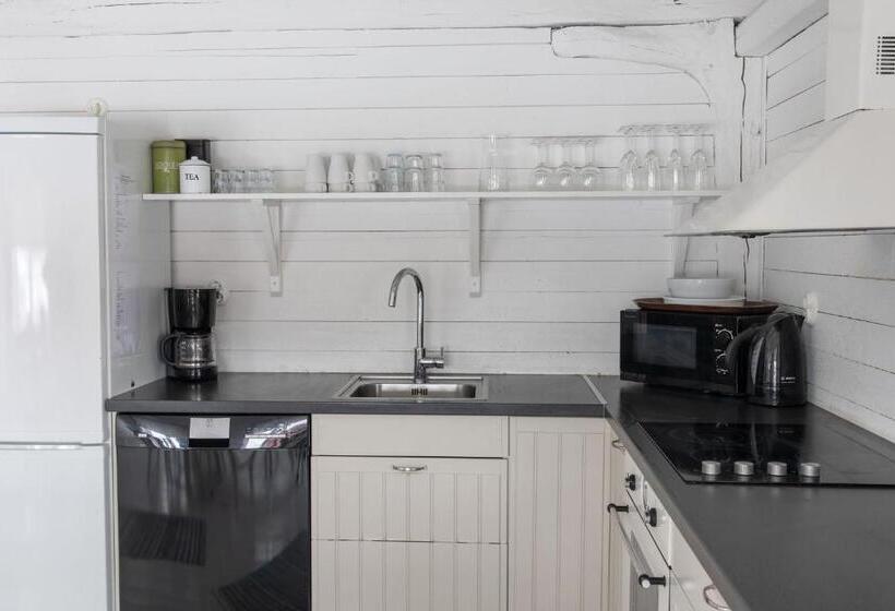 شقة غرفة واحدة, Bergs Gård & Hållsvikens Gård