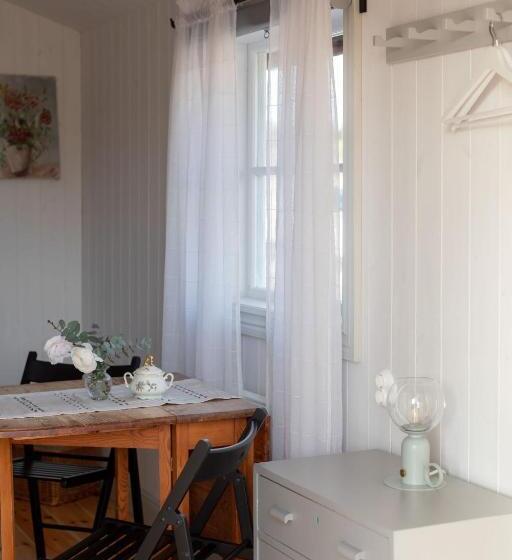 منزل غرفة نوم واحدة, Bergs Gård & Hållsvikens Gård