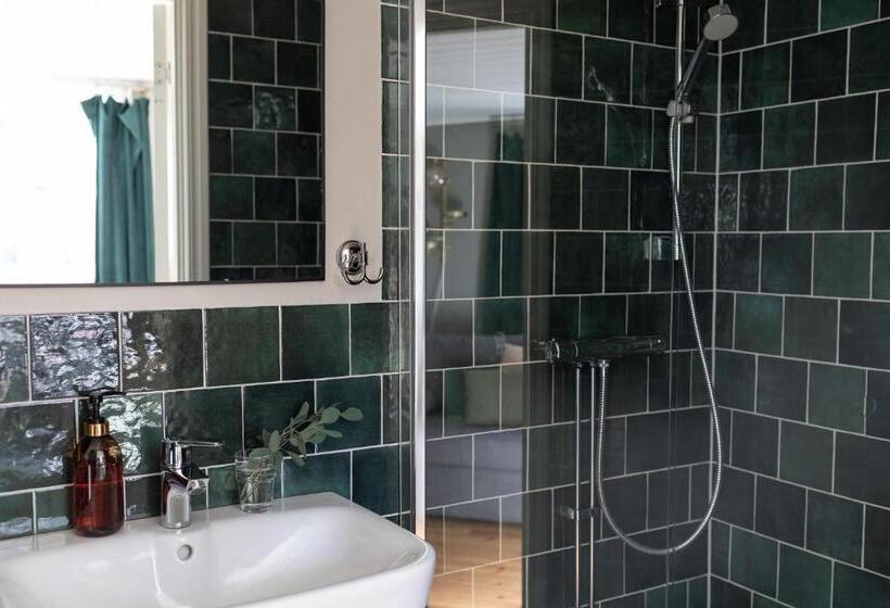 منزل غرفة نوم واحدة, Bergs Gård & Hållsvikens Gård