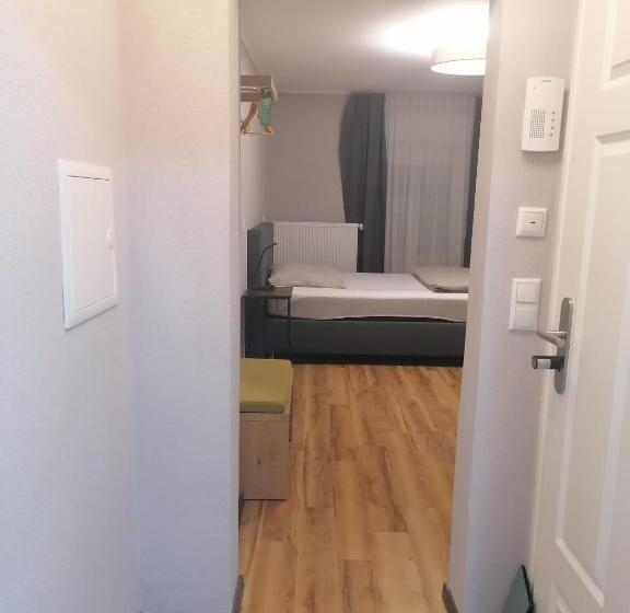 标准工作室, Motel Q Das Kleine Stadt