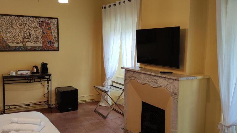 חדר דחוקס עם מיטת קינג, Les Jardins De La Fontaine