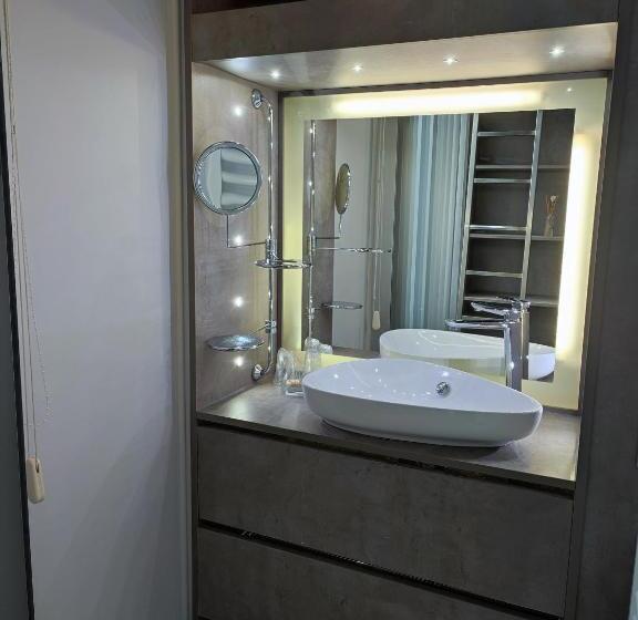 חדר דחוקס עם מיטת קינג, Les Jardins De La Fontaine