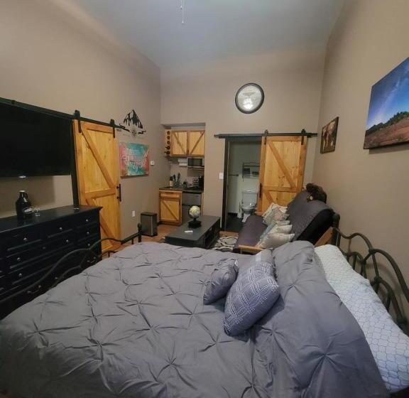 غرفة قياسية, The Colburn Schoolhouse   Geography Suite