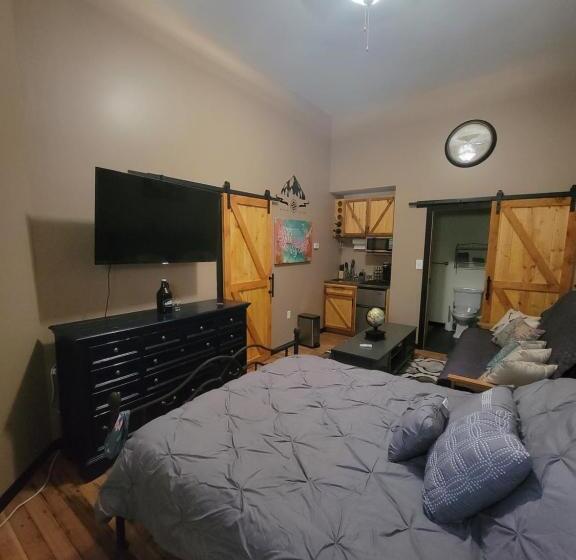 غرفة قياسية, The Colburn Schoolhouse   Geography Suite