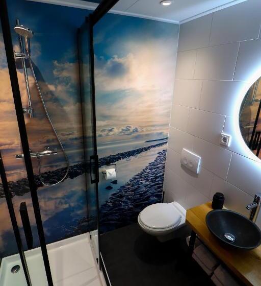 חדר דלוקס, De Monarchvlinder