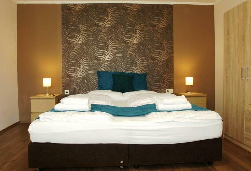 غرفة قياسية ثلاثية, Garden Club Panzió