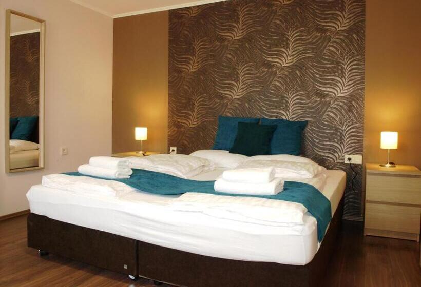 غرفة قياسية ثلاثية, Garden Club Panzió