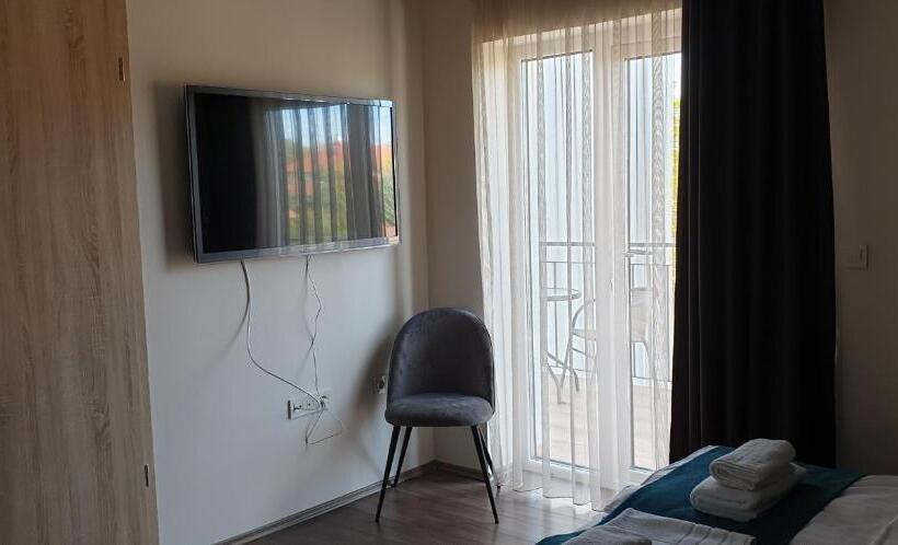 جناح عائلي, Garden Club Panzió