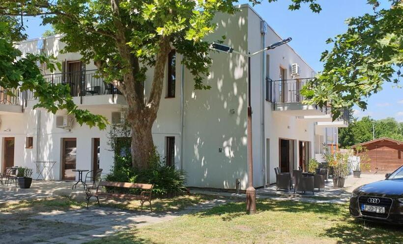 جناح عائلي, Garden Club Panzió