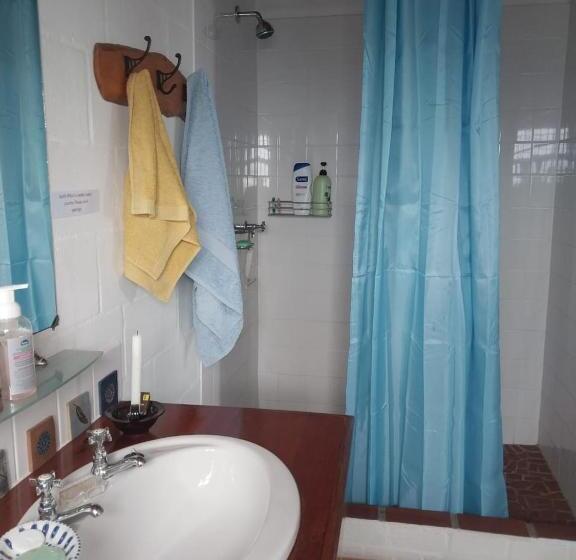 חדר סטנדרט, Foot Loose & Fancy Free