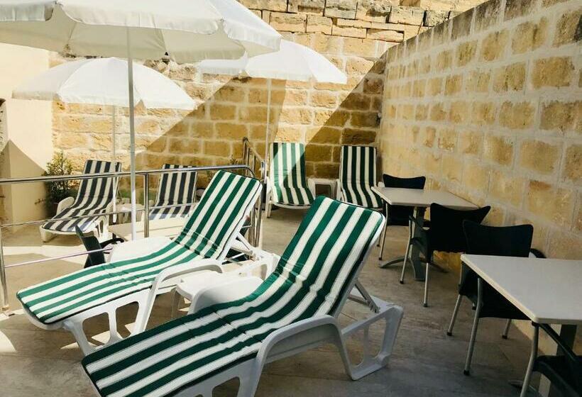 اتاق خانوادگی, The Cloisters Bed And Breakfast