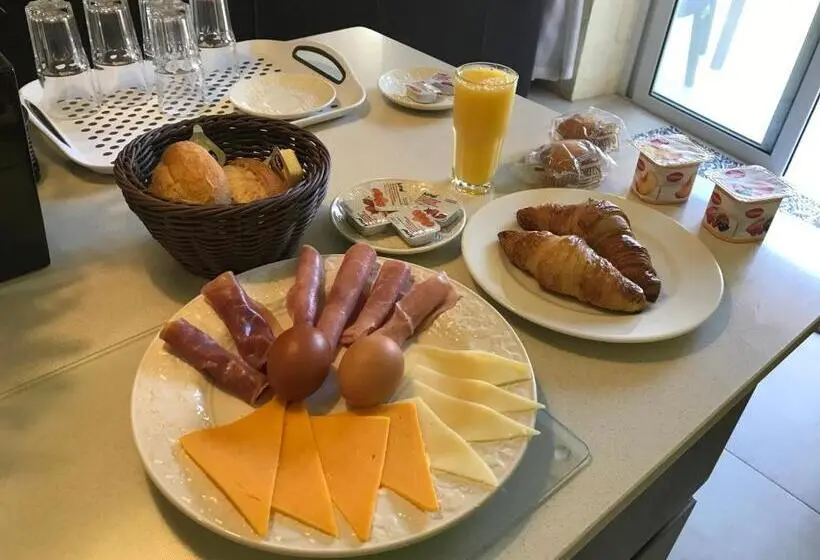 اتاق خانوادگی, The Cloisters Bed And Breakfast