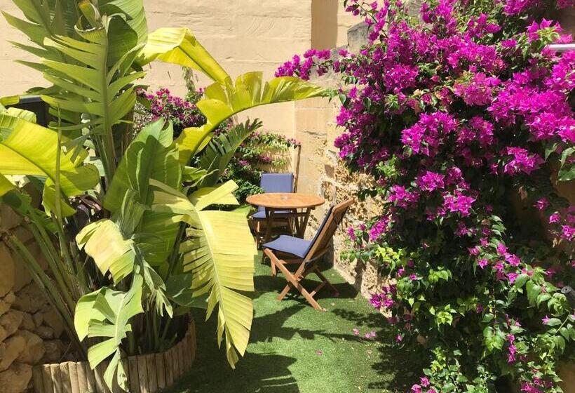 اتاق خانوادگی, The Cloisters Bed And Breakfast
