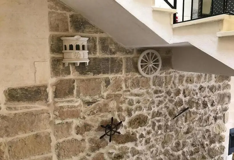 اتاق خانوادگی, The Cloisters Bed And Breakfast