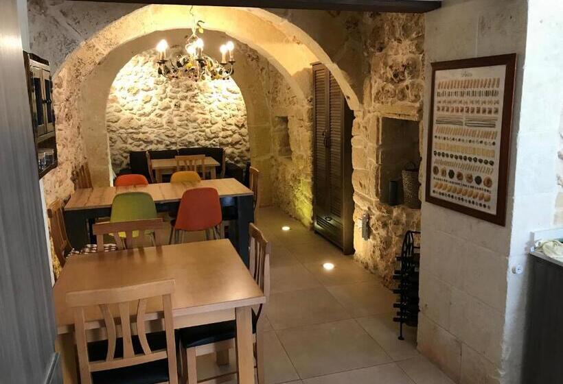 اتاق خانوادگی, The Cloisters Bed And Breakfast