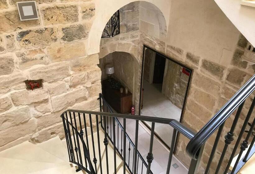 اتاق خانوادگی, The Cloisters Bed And Breakfast