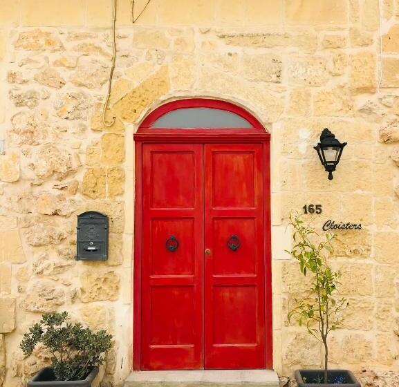 اتاق خانوادگی, The Cloisters Bed And Breakfast