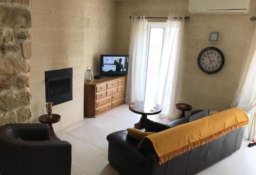 اتاق خانوادگی, The Cloisters Bed And Breakfast