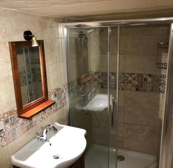اتاق خانوادگی, The Cloisters Bed And Breakfast
