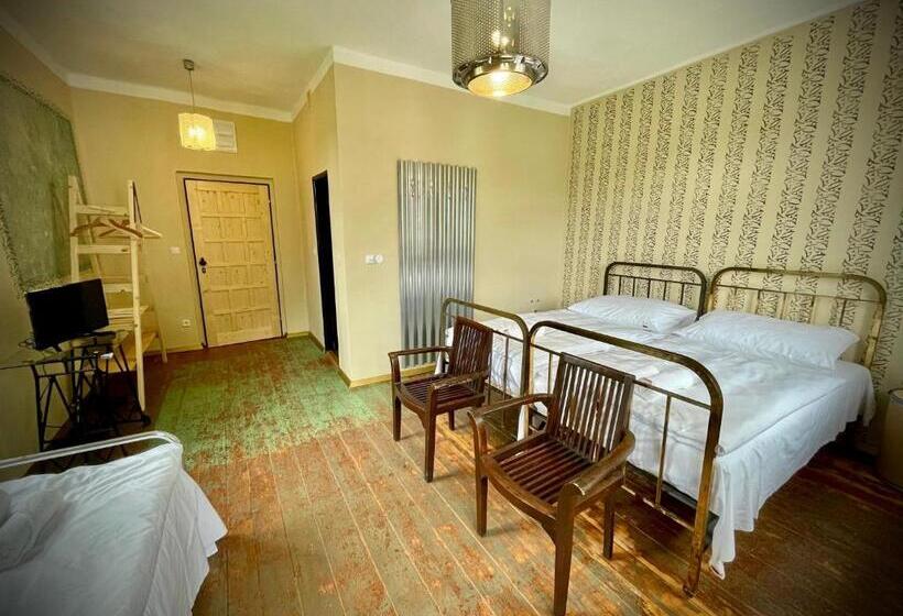 חדר סטנדרט לשלושה, Haraburdi® Recyclart