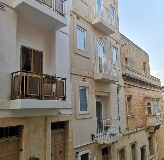 استودیوی لوکس, Dghajsa Guest House