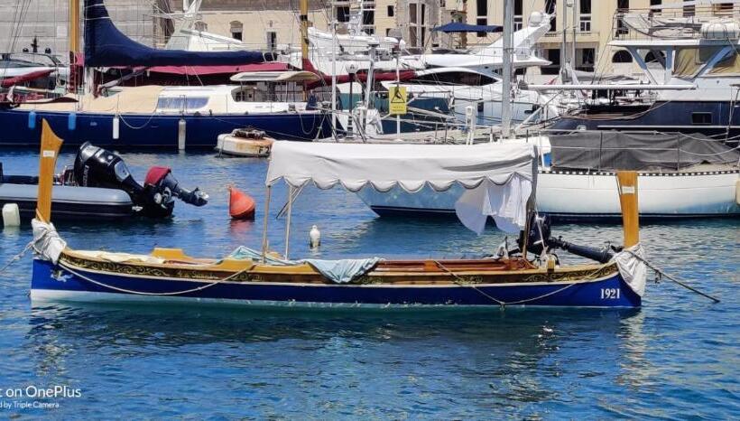 استودیوی لوکس, Dghajsa Guest House