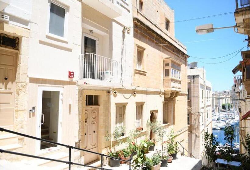 استودیوی لوکس, Dghajsa Guest House