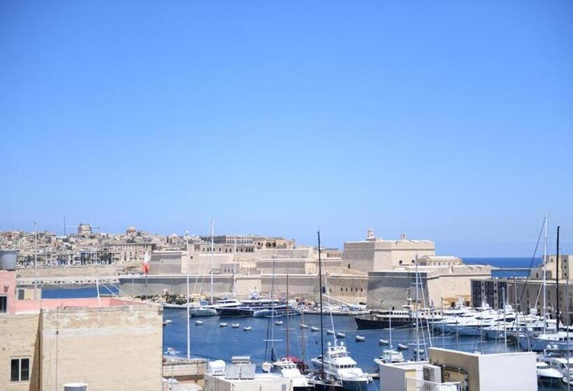 استودیوی لوکس, Dghajsa Guest House