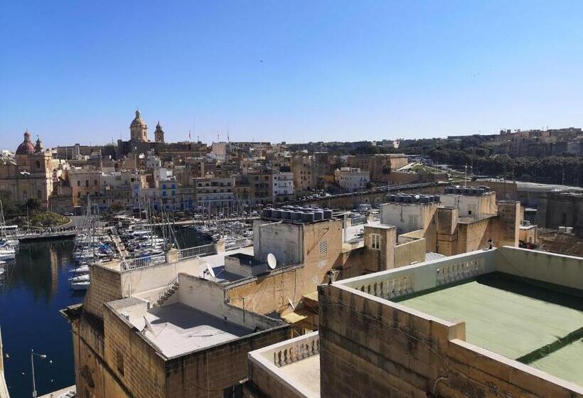 استودیوی استاندارد, Dghajsa Guest House