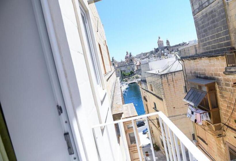 استودیوی استاندارد, Dghajsa Guest House