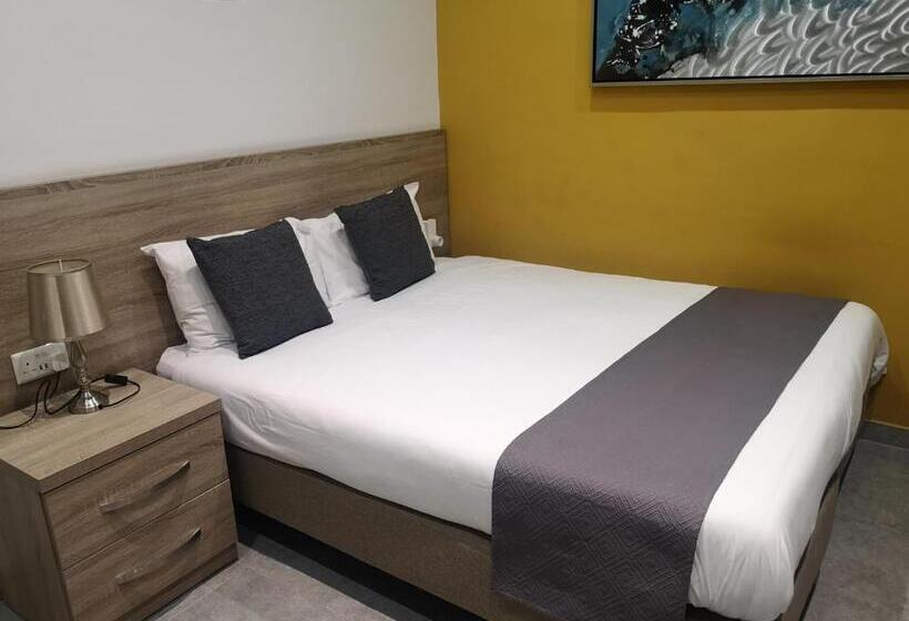 استودیوی استاندارد, Dghajsa Guest House