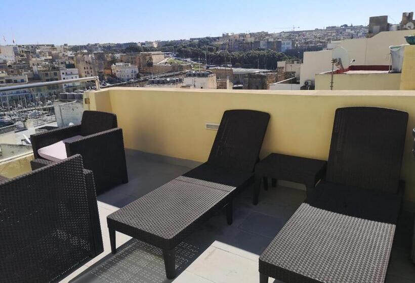 استودیوی لوکس, Dghajsa Guest House