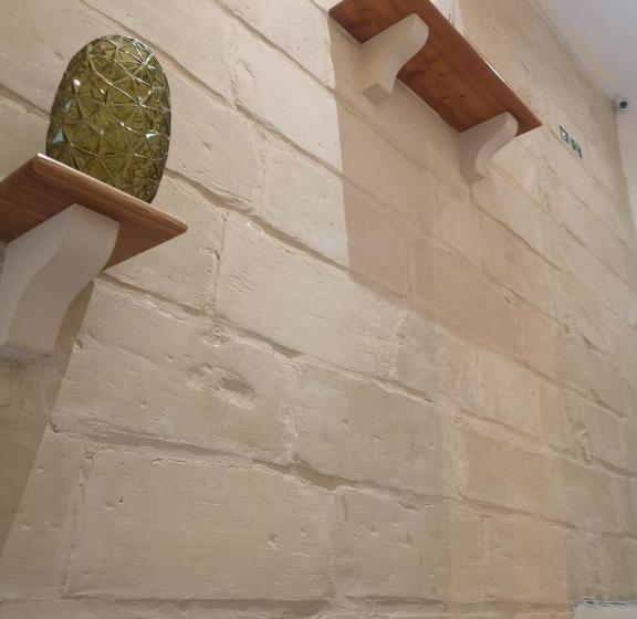 استودیوی لوکس, Dghajsa Guest House