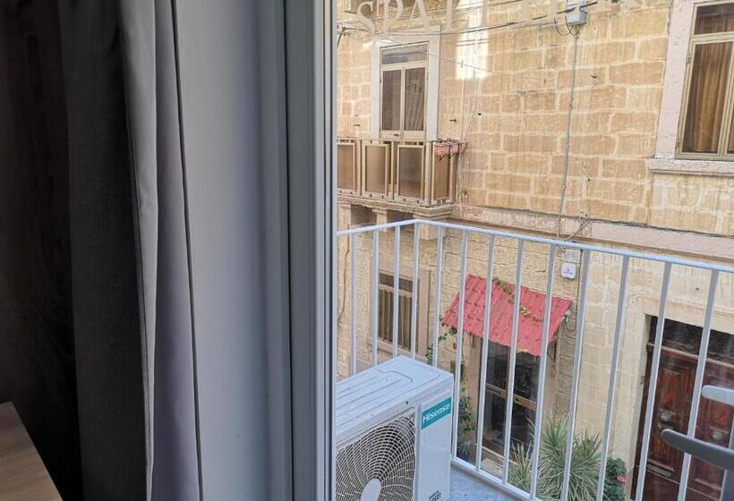 استودیوی استاندارد, Dghajsa Guest House