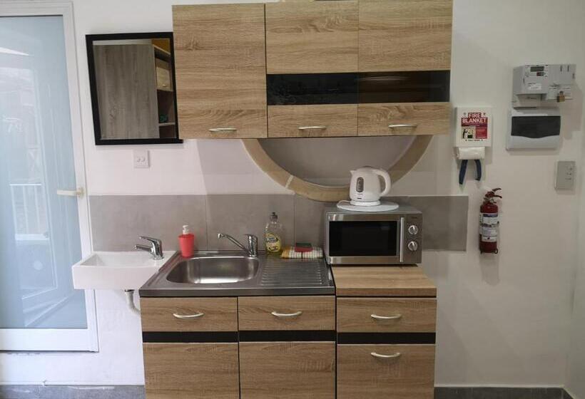 استودیوی استاندارد, Dghajsa Guest House