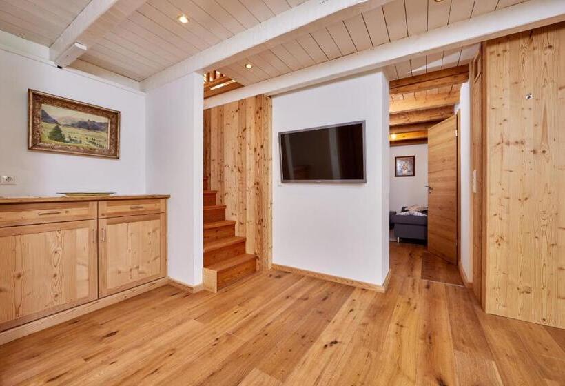 חדר לארבעה סטנדרטי עם מרפסת, Appartements Gasthof Schleifmühle Unterammergau