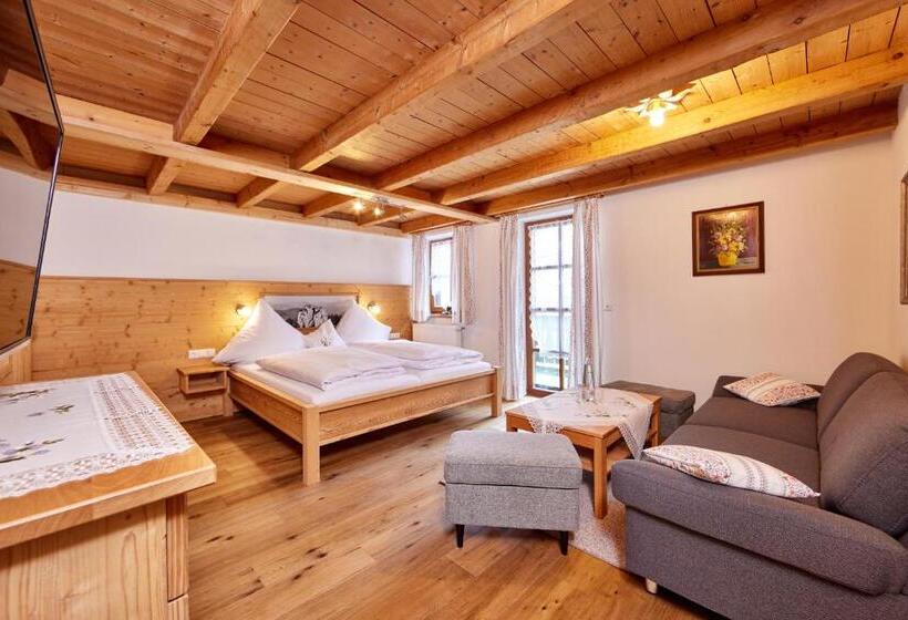 חדר לארבעה סטנדרטי עם מרפסת, Appartements Gasthof Schleifmühle Unterammergau