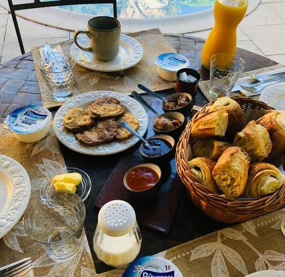 带大床的标准间, Maison Des Bourgades