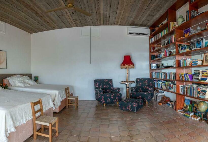 オーシャンビュースーペリアースイート, Robby S Ibiza