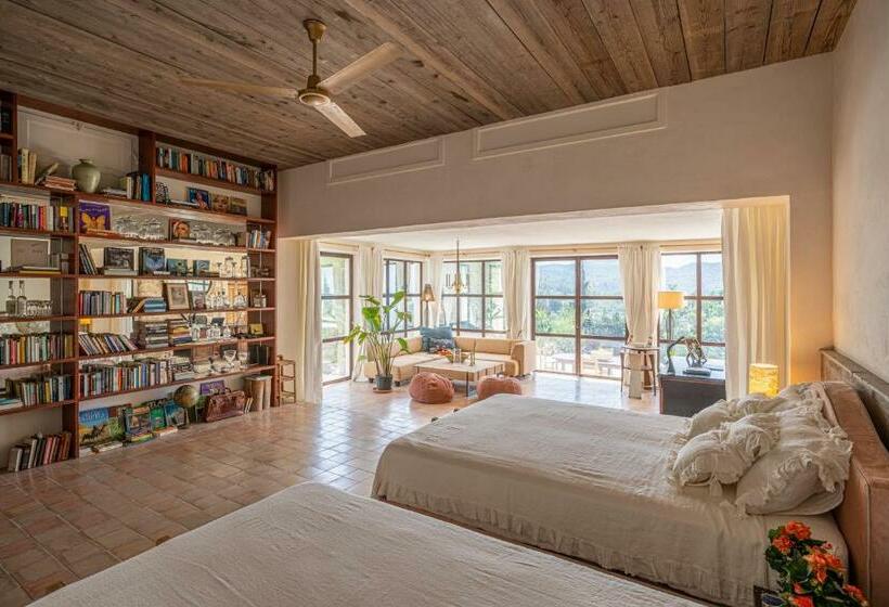 オーシャンビュースーペリアースイート, Robby S Ibiza