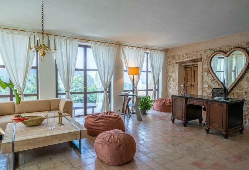 オーシャンビュースーペリアースイート, Robby S Ibiza