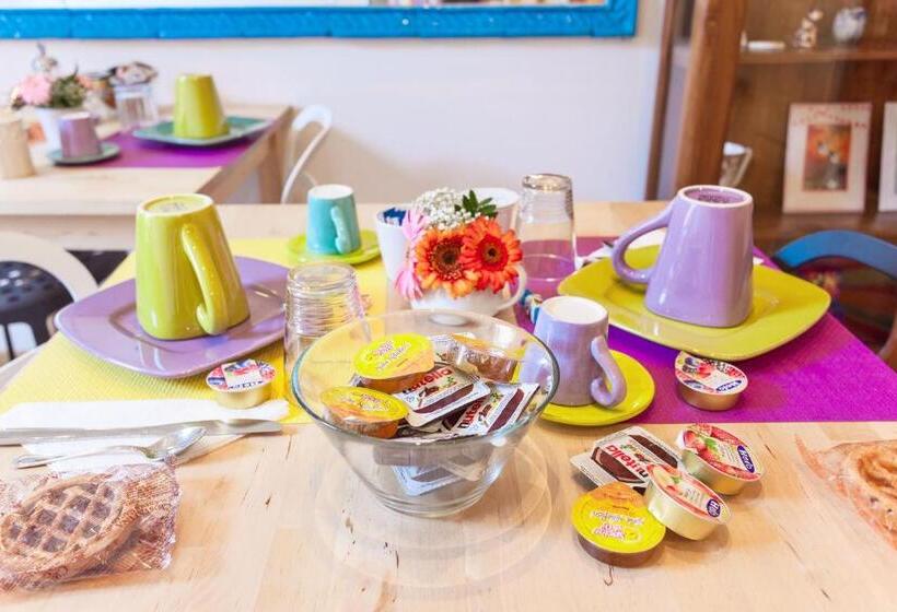 דירת שני חדרים, Gli Artisti