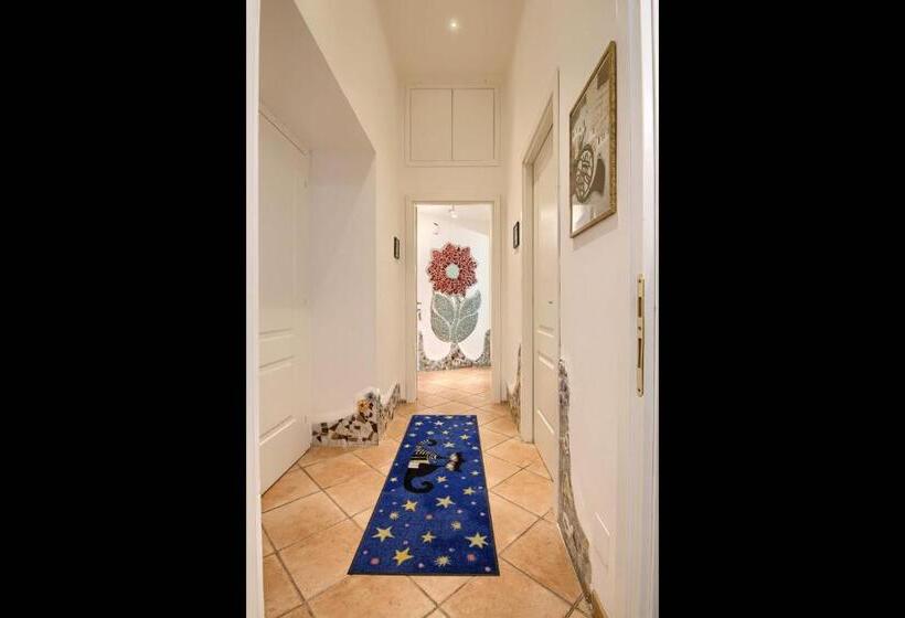 דירת שני חדרים, Gli Artisti