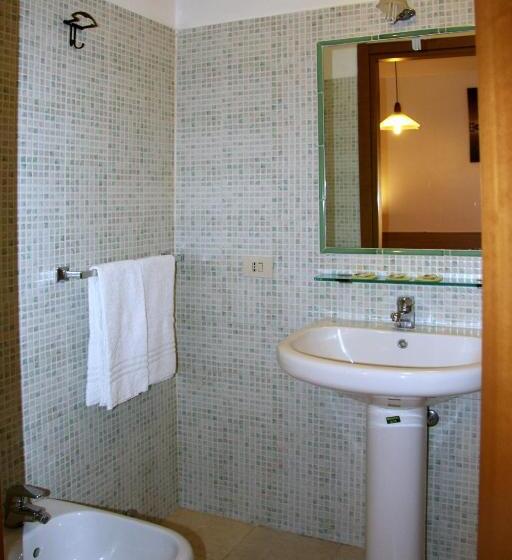 标准三人间, Adelchi