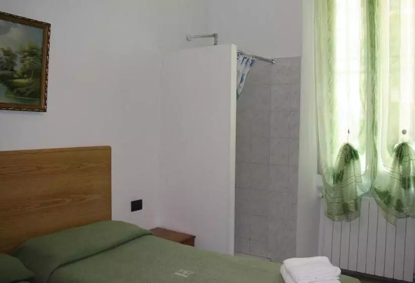 اتاق استاندارد با سرویس بهداشتی مشترک, Adelchi