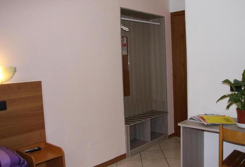 اتاق استاندارد یک نفره, Adelchi