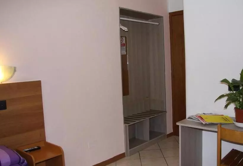 اتاق استاندارد یک نفره, Adelchi
