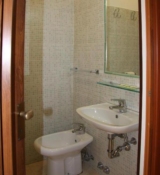 标准单人间, Adelchi